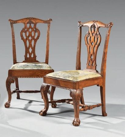 null Paire de larges chaises en bois naturel à haut dossier sculpté d'un motif de...