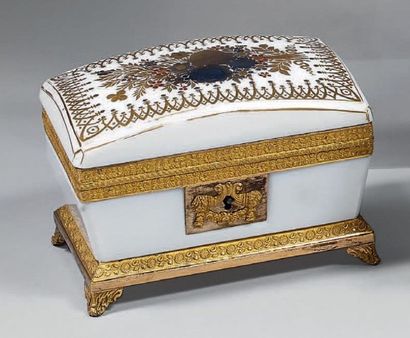 null Coffret en opaline blanche en forme de sarcophage, le couvercle bombé à décor...