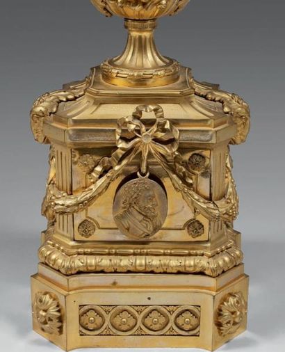null Importante pendule urne à double cadran tournant en bronze doré, les anses retenant...