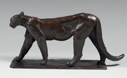 Rembrandt BUGATTI (1884-1916) 
PUMA MÂLE.
Bronze à patine brune, signé. Circa 1911.
Cachet...