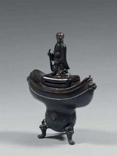 CHINE - EPOQUE KANGXI (1662 - 1722) 
Brûle-parfum tripode en bronze à patine brune...