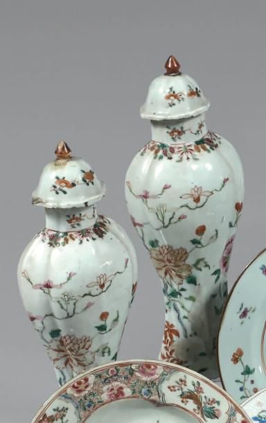 CHINE, Compagnie des Indes - Epoque QIANLONG (1736 - 1795) 
Paire de vases couverts...
