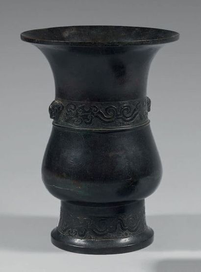 CHINE - XIXème siècle 
Vase balustre à col évasé en bronze, orné de frises de motifs...