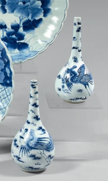 VIETNAM, Hue - XIXème siècle 
Deux vases bouteilles en porcelaine décorée en bleu...