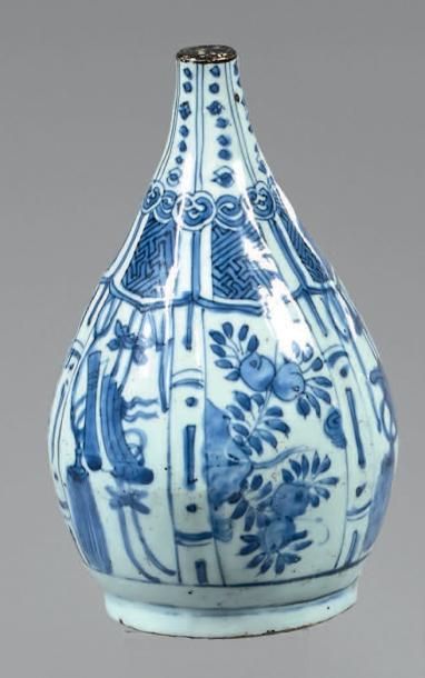 CHINE, Compagnie des Indes - Epoque WANLI (1573 - 1620) 
Vase piriforme en porcelaine...