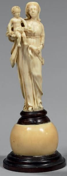 null Statuette en ivoire sculpté de Dieppe, représentant la Vierge à l'Enfant. Socle...