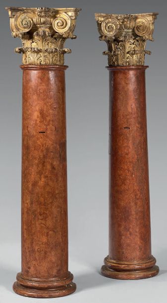 null Paire de demi-colonnes support en bois peint à l'imitation de la loupe, formant...