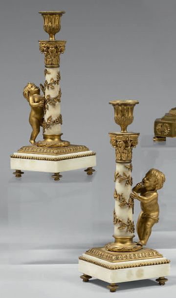 null Paire de flambeaux en marbre blanc et bronze doré en forme de colonne à chapiteau...