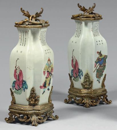 CHINE, Époque DAOGUANG (1821-1850) 
Paire de vases en forme de double losange en...