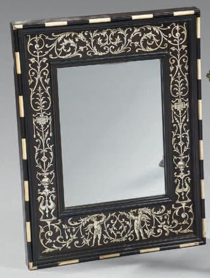 null Petit miroir rectangulaire en ébène finement incrusté de motifs d'enroulements...