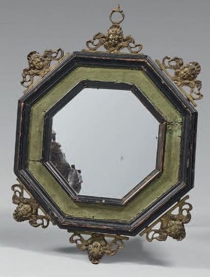 null Petit miroir dans un cadre octogonal en bois patiné noir, dessinant des doubles...