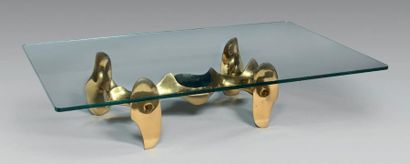 VICTOR ROMAN (1937-1995) Table basse, le piètement en bronze doré poli figurant un...