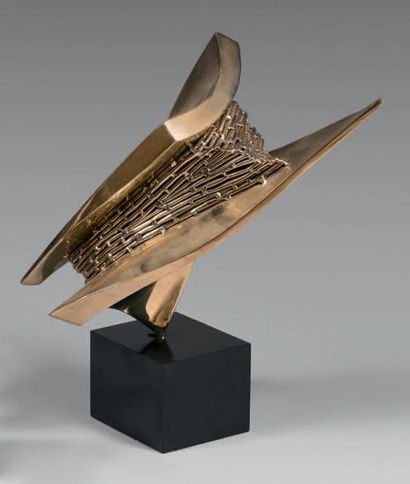 Claude SANTARELLI dit SANTA (né en 1925) COURBES ET FILAMENTS.
Figure en bronze soudé...