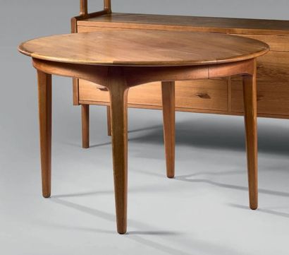 Travail DANOIS vers 1960-1970 Table de salle à manger en palissandre, le plateau...