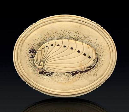 Yokohama O'KIN, Eugénie Jubin dite (1880-1948) Boîte ovale en ivoire, le couvercle...