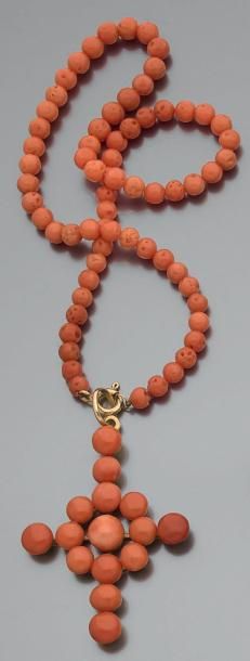 null Collier de billes de corail retenant une croix pendentif ornée de boutons de...