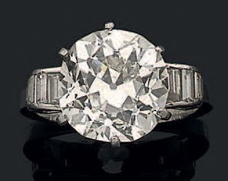 null Bague en or gris 18K (750) et platine ornée d'un diamant demi-taille épaulé...