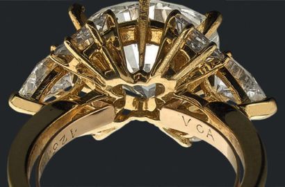 null Bague en or jaune 18K (750) orné d'un diamant taillé en brillant épaulé de quatre...