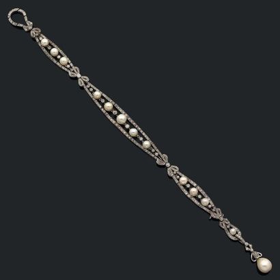 null Bracelet souple en platine à trois entrelacs formés d'une ligne de perles fines...