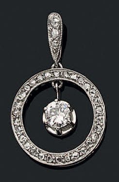 null Pendentif en platine orné d'un diamant demi-taille en pampille dans un anneau...