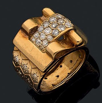 null Bague en or jaune 18K (750) stylisée d'une boucle agrafée de diamants taillés...