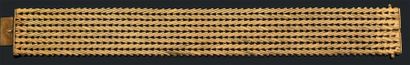 null Bracelet ruban souple en or jaune 18K (750) articulé de chevrons auquel on joint...
