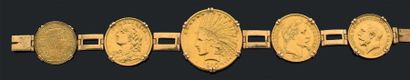 null Bracelet en or jaune 18K (750) articulé de cinq pièces de monnaie d’origines...