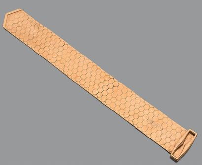 null Bracelet ceinture en or jaune 18K (750) à décor alvéolé.
Long. totale: env....