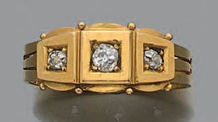 null Bague en or jaune 18K (750) ornée de trois diamants taillés à l'ancienne.
Vers...