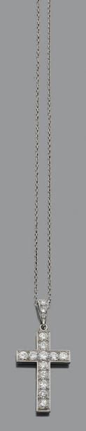 null Pendentif croix en or gris 18K (750) serti de diamants demi-taille, la chaîne...
