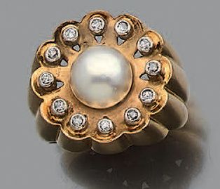 null Bague en or jaune 18K (750) et platine, de forme godronnée, ornée d'une perle...