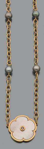 null Collier en or jaune 18K (750) à maillons ovales cordés coupés de quatre perles...