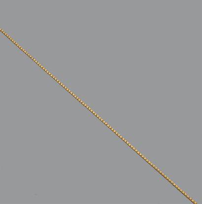 null Collier en or jaune 18K (750) à section carré.
Long.: env. 40 cm.
Poids brut:...