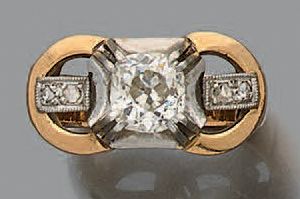 null Bague de type chevalière en or jaune et or gris 18K (750) ornée d'un diamant...
