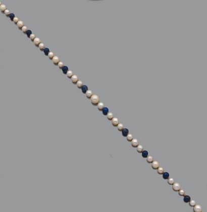 null Collier de perles de culture et de billes de lapis-lazuli séparées par des intercalaires...