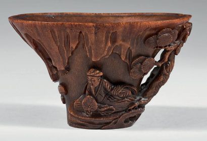 CHINE - XVIIIème siècle 
Coupe libatoire en corne de rhinocéros à décor sculpté et...