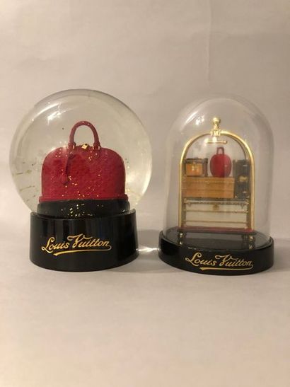 null LOUIS VUITTON. Boule à neige à décor du sac "ALMA" miniature et flocons dorés....