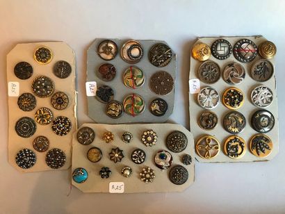 null Collection de quatre plaques de boutons divers en métal, émaillé, nacré, avec...
