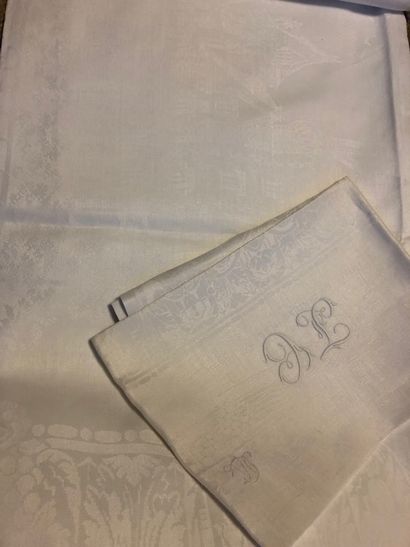 null Grande nappe en damassé blanc "Le Château de Pau" et dix-huit serviettes assorties.

Chiffrées.

420...