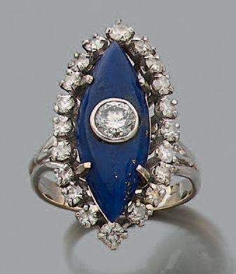 null Bague en or gris 18K (750), à motif navette en lapis-lazuli orné d'un diamant...