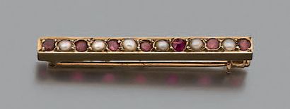 null Broche barrette en or jaune 18K (750), ornée de demi-perles intercalées de rubis...