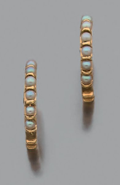 null Paire de demi-créoles en or jaune 18K (750), ornées de sept perles.
Haut.: env....