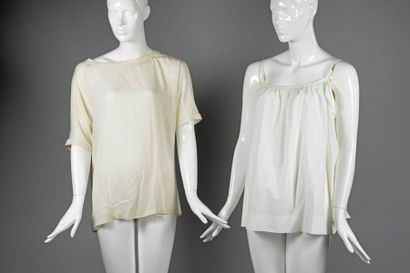 null Loro PIANA, MOSCHINO, Issey MIYAKE

Lot de trois blouses blanches diverses (taches)....