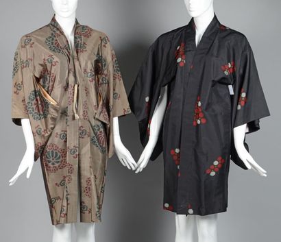 null Anonyme
Lot de deux kimonos en soie à motif floral multicolore, l'un noir, l'autre...