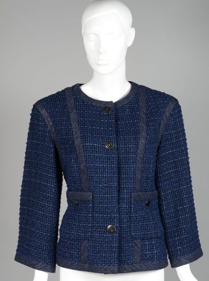 null CHANEL Collection Printemps/Eté 2013

Veste en tweed de coton bleu jean gansée...