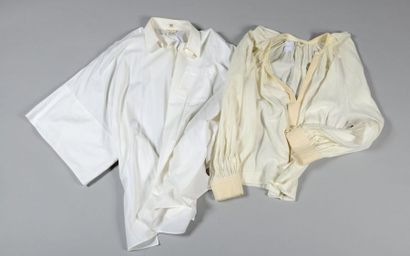 null HERMES Paris Made in France

Lot de deux blouses en coton ivoire, l'une à encolure...