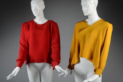 null Yves SAINT LAURENT Haute Couture n°66617 - 66429

Lot de deux blouses en soie,...