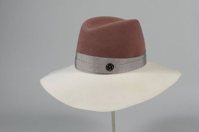 null Maison MICHEL
Lot composé de deux chapeaux " Fedora " en feutre, l'un bicolore...