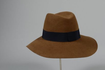 null Maison MICHEL
Lot composé de deux chapeaux " Fedora " en feutre, l'un bicolore...