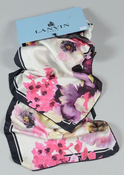 null LANVIN

Etole en soie imprimée à motif floral aquaréllé, liseré noir. Boîte...